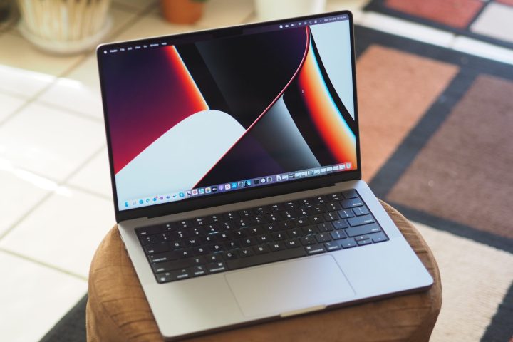 Um Apple MacBook Pro 14 aberto sobre uma mesa.