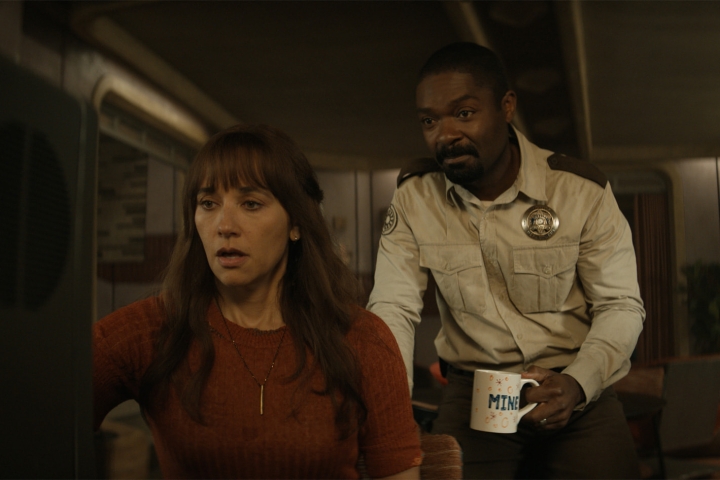 Rashida Jones e David Oyelowo olham para um monitor de computador juntos em Silo.