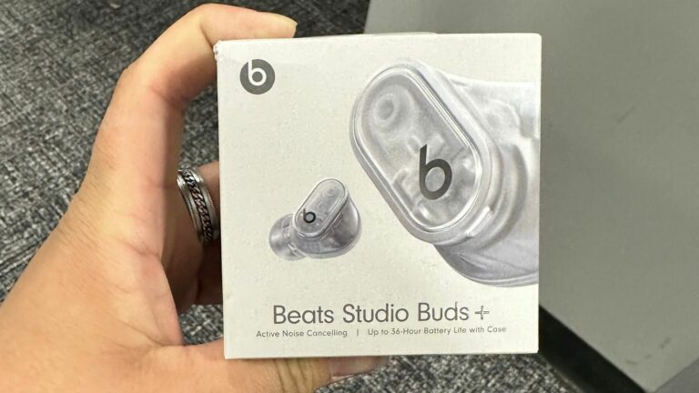 Beats Studio Buds+ com novo design transparente visto na Best Buy