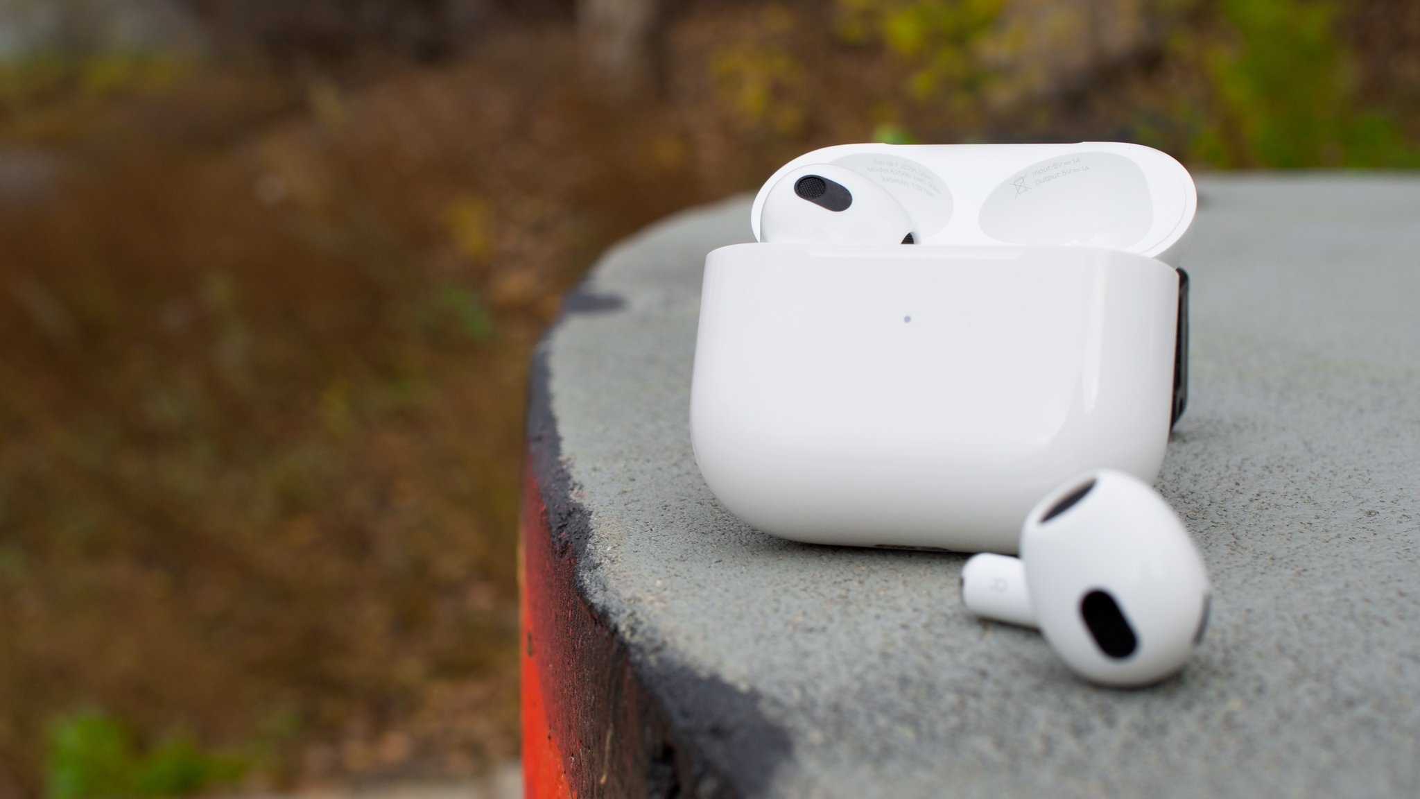 Airpods 3 com fone de ouvido direito na frente da capa