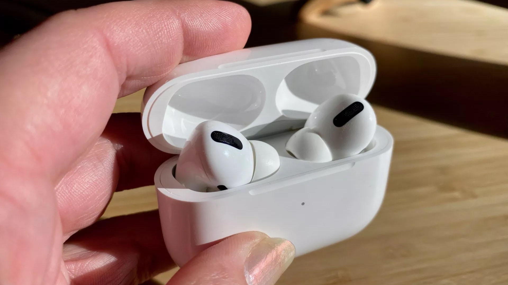 Alguém segurando o AirPods Pro no estojo.