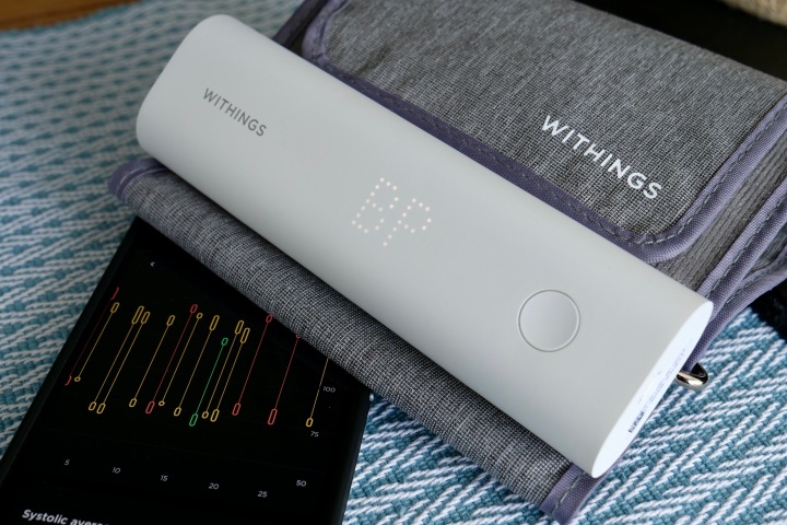 O monitor de pressão arterial Withings BPM Connect com o aplicativo Health Mate.