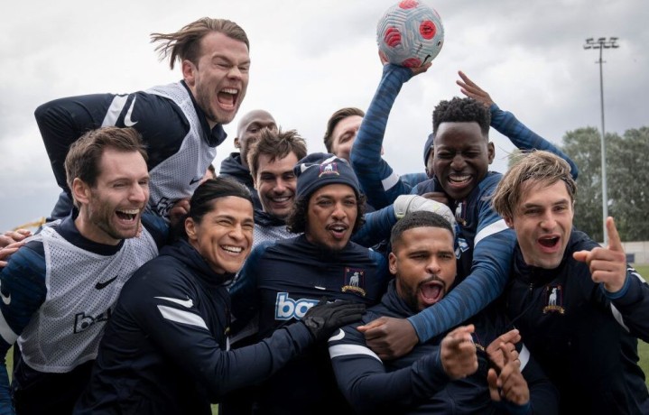 Jogadores de futebol masculino comemoram em Ted Lasso.