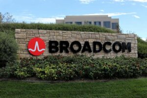 Apple anuncia acordo multibilionário com a Broadcom para fabricar componentes nos EUA