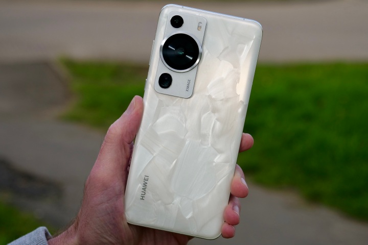 O Huawei P60 Pro na mão de uma pessoa.