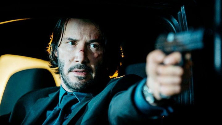 Keanu Reeves aponta uma arma para John Wick.