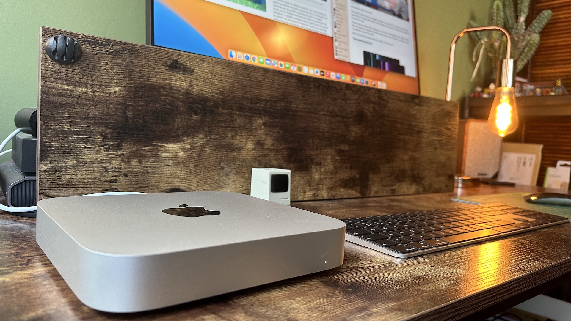 M2 Mac mini em uma mesa de madeira