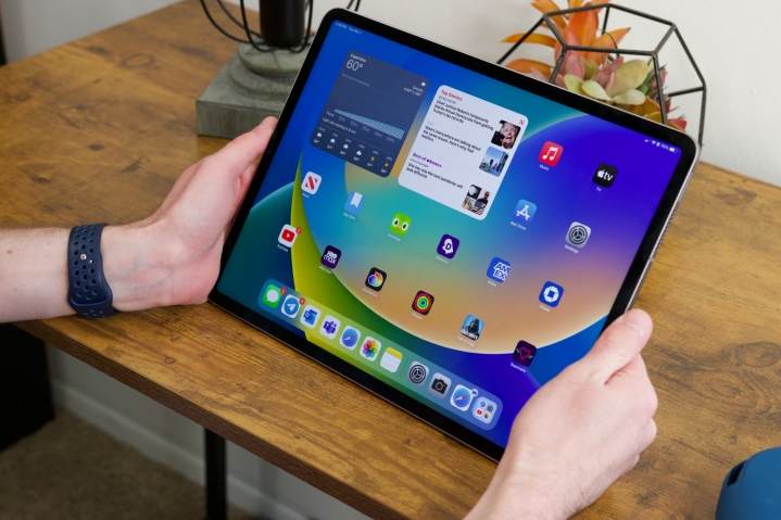 Alguém segurando a versão de 12,9 polegadas do iPad Pro (2022).