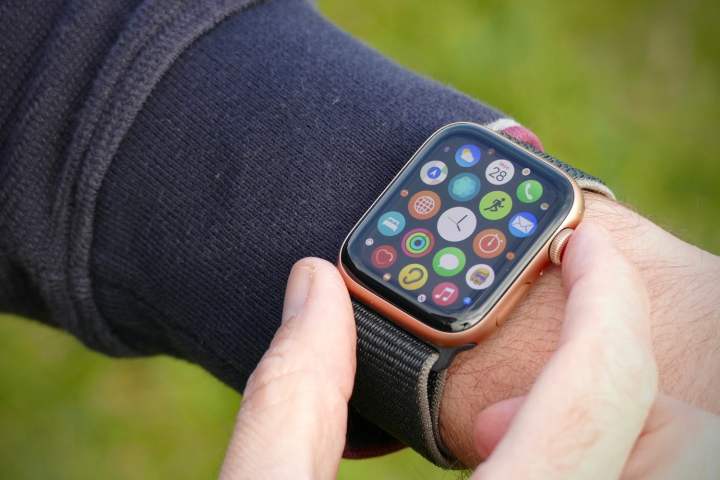 O Apple Watch SE é usado no pulso com os aplicativos exibidos na tela.