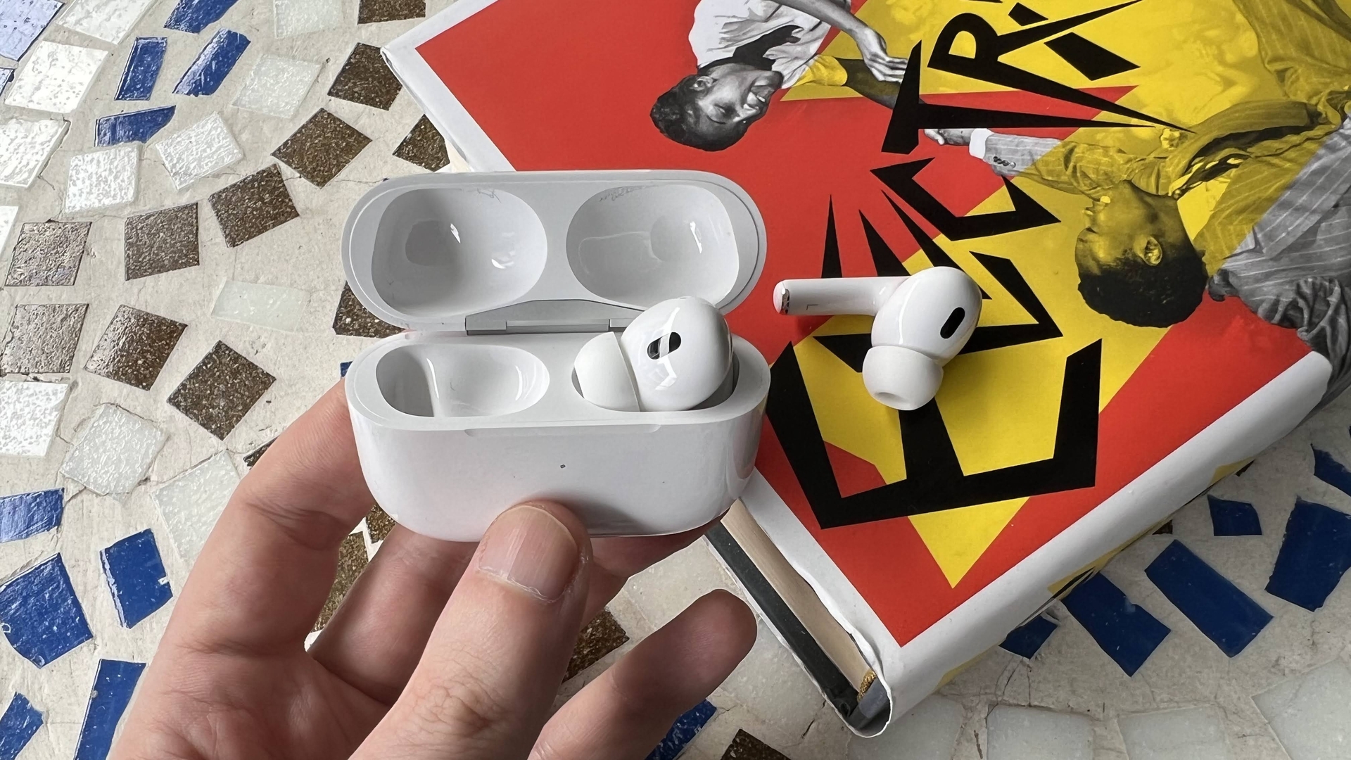 AirPods Pro 2 em uma mesa de mosaico