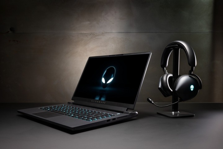 Laptop Alienware m17 R5 ao lado de um fone de ouvido.