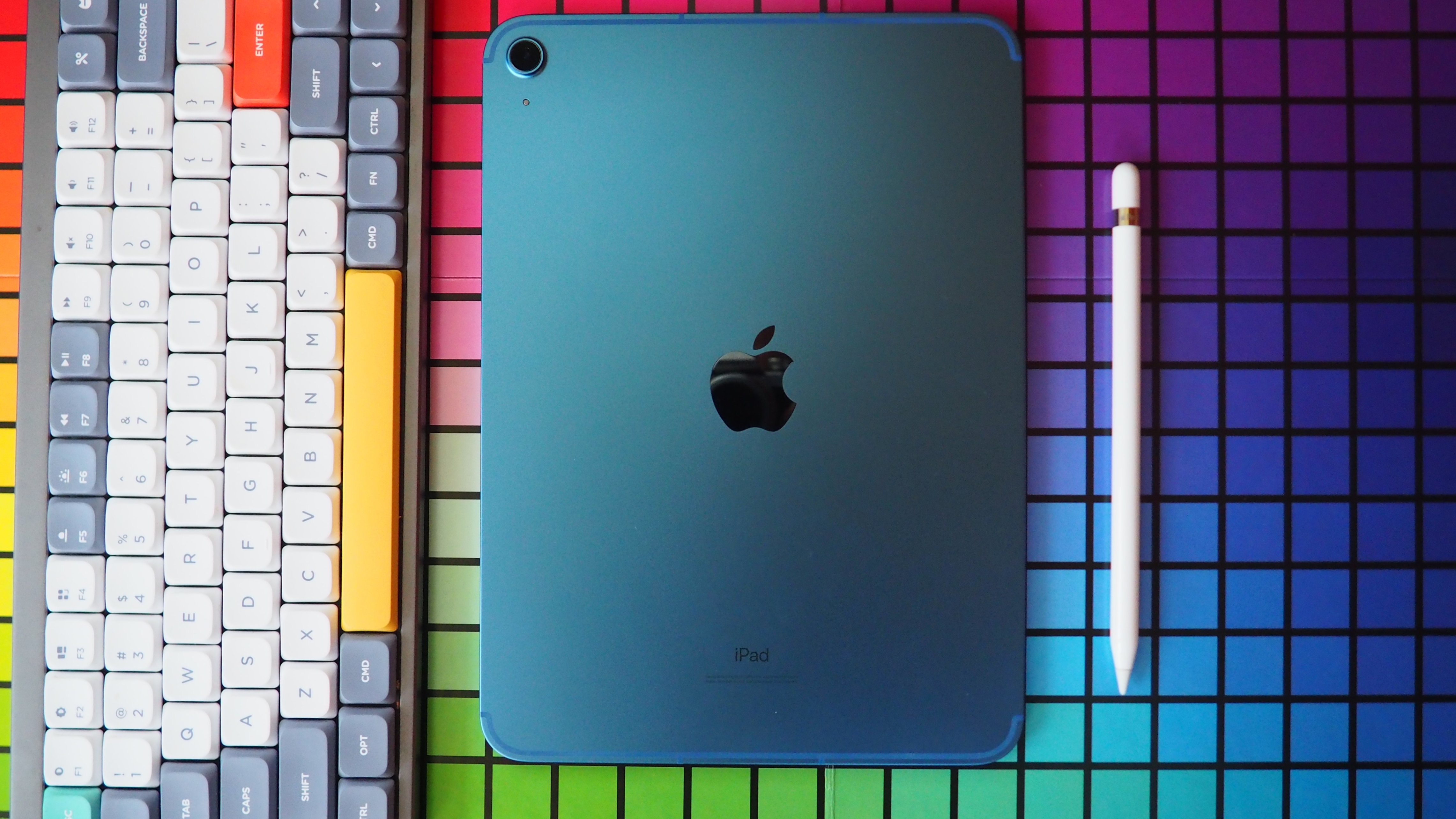 iPad azul (2022) com a tela voltada para baixo com o Apple Pencil