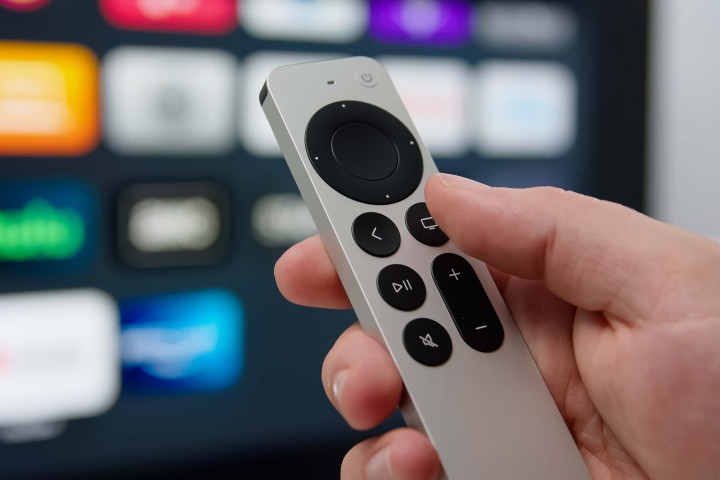 O Siri Remote na mão de alguém.