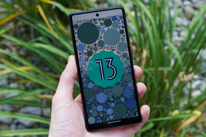 Logotipo do Android 13 em um Google Pixel 6a.