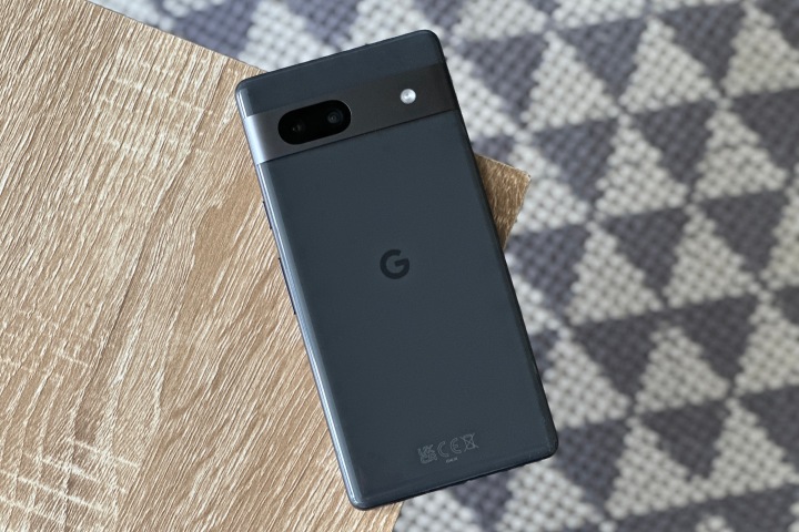 O Google Pixel 7a virado para baixo em uma mesa.