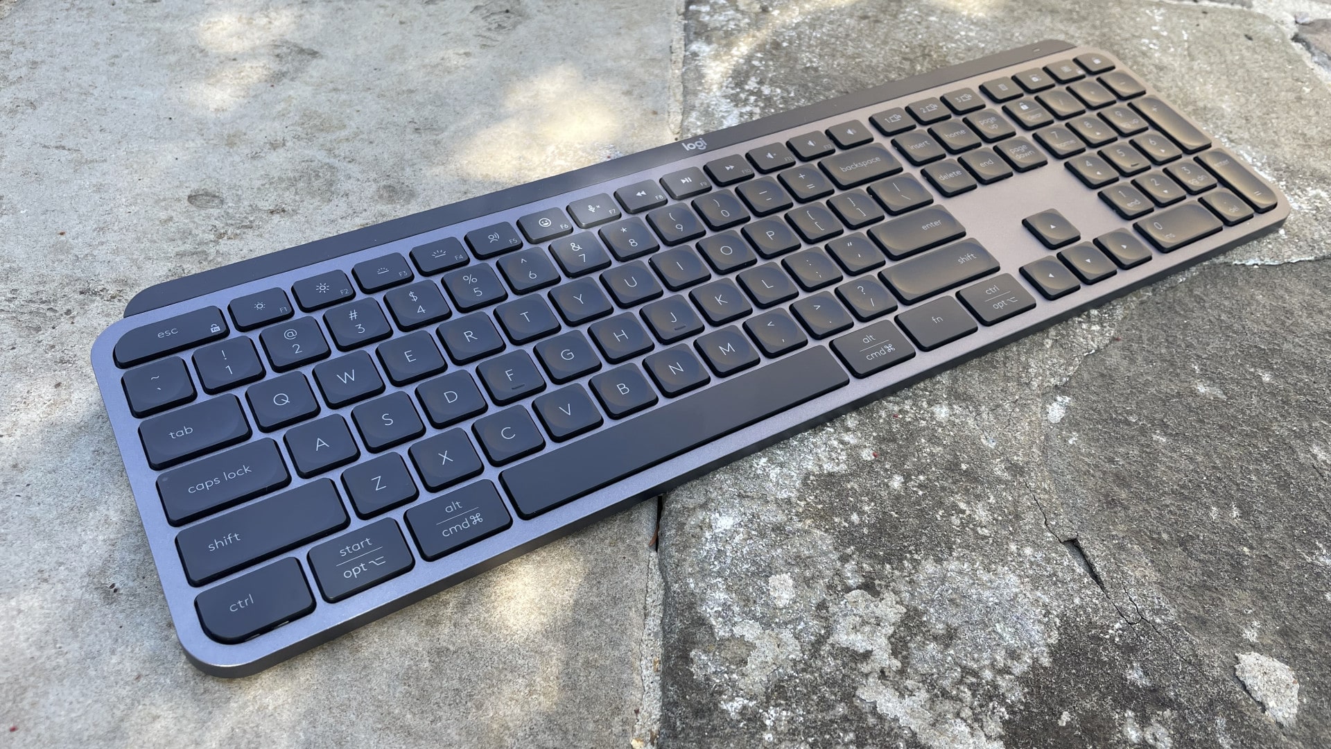 O teclado Logitech MX Keys S visto de cima em um ângulo.