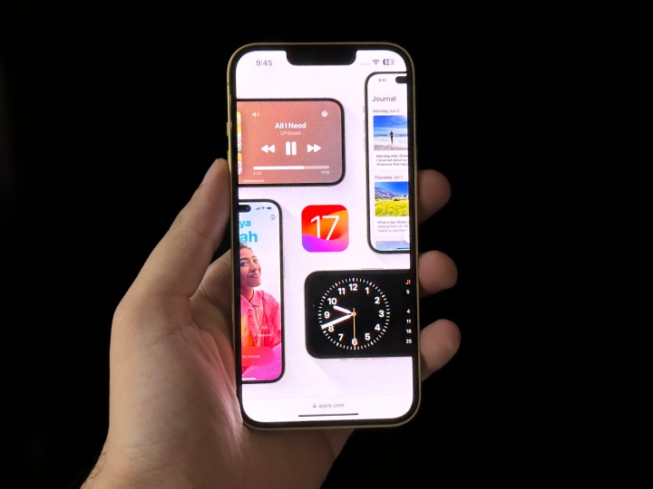 Visualização do iOS 17 na tela do iPhone.