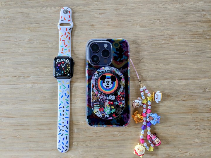 Pride Edition 2023 Sport Band na Série 5 com um iPhone 14 Pro no estojo PopSockets Disney Pride