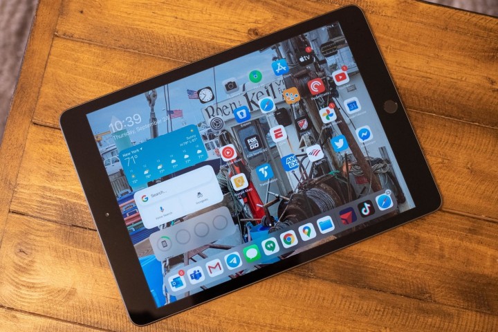 O iPad 10.2 em uma mesa.