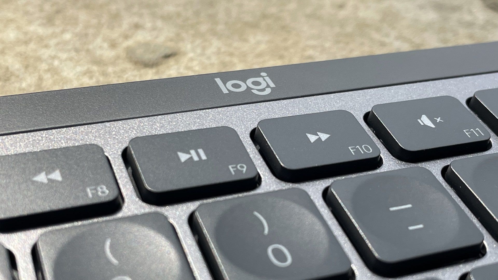 O logotipo da Logitech na parte superior do teclado Logitech MX Keys S.