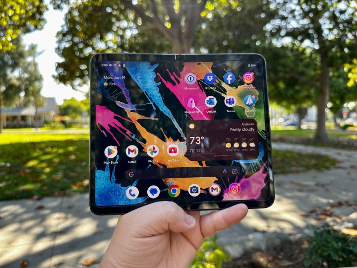 Google Pixel Fold na tela inicial do display interno Obsidian.