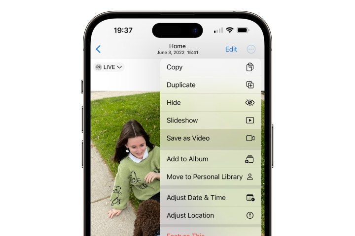 iPhone mostrando o aplicativo Fotos com opção de menu Live Photo e Salvar como vídeo.