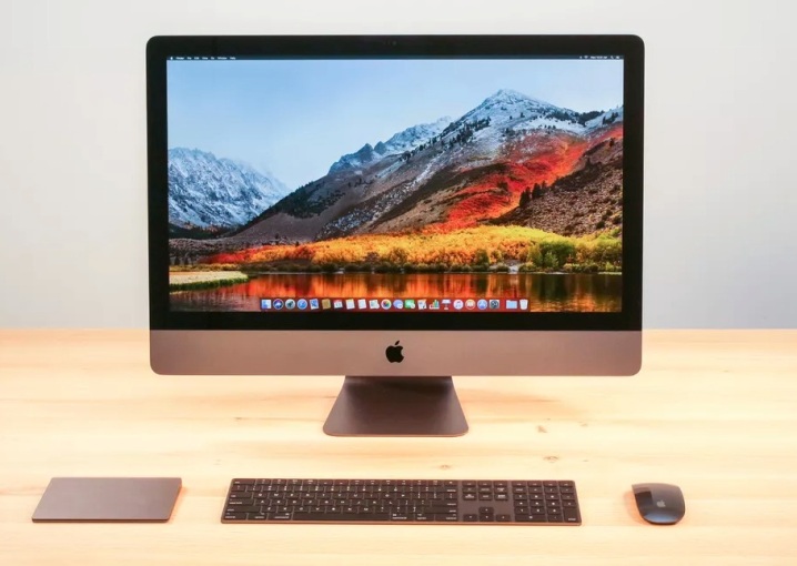 Um Apple iMac Pro em uma mesa, com a área de trabalho do macOS High Sierra na tela.