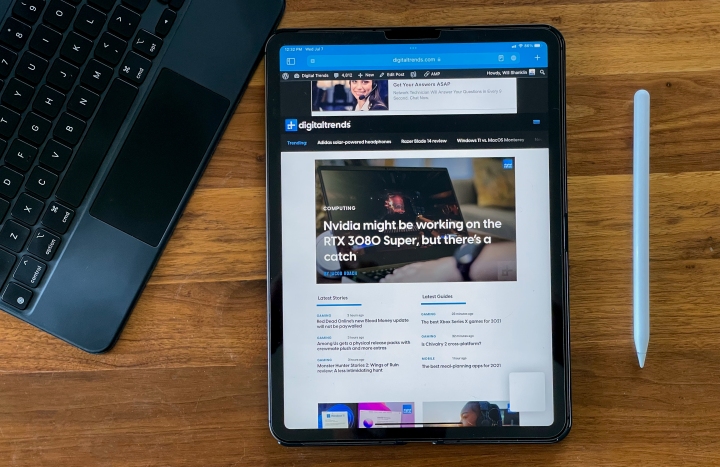 iPad Pro rodando iPadOS 15, com a página inicial do Digital Trends na tela, Apple Pencil à direita e teclado à esquerda.