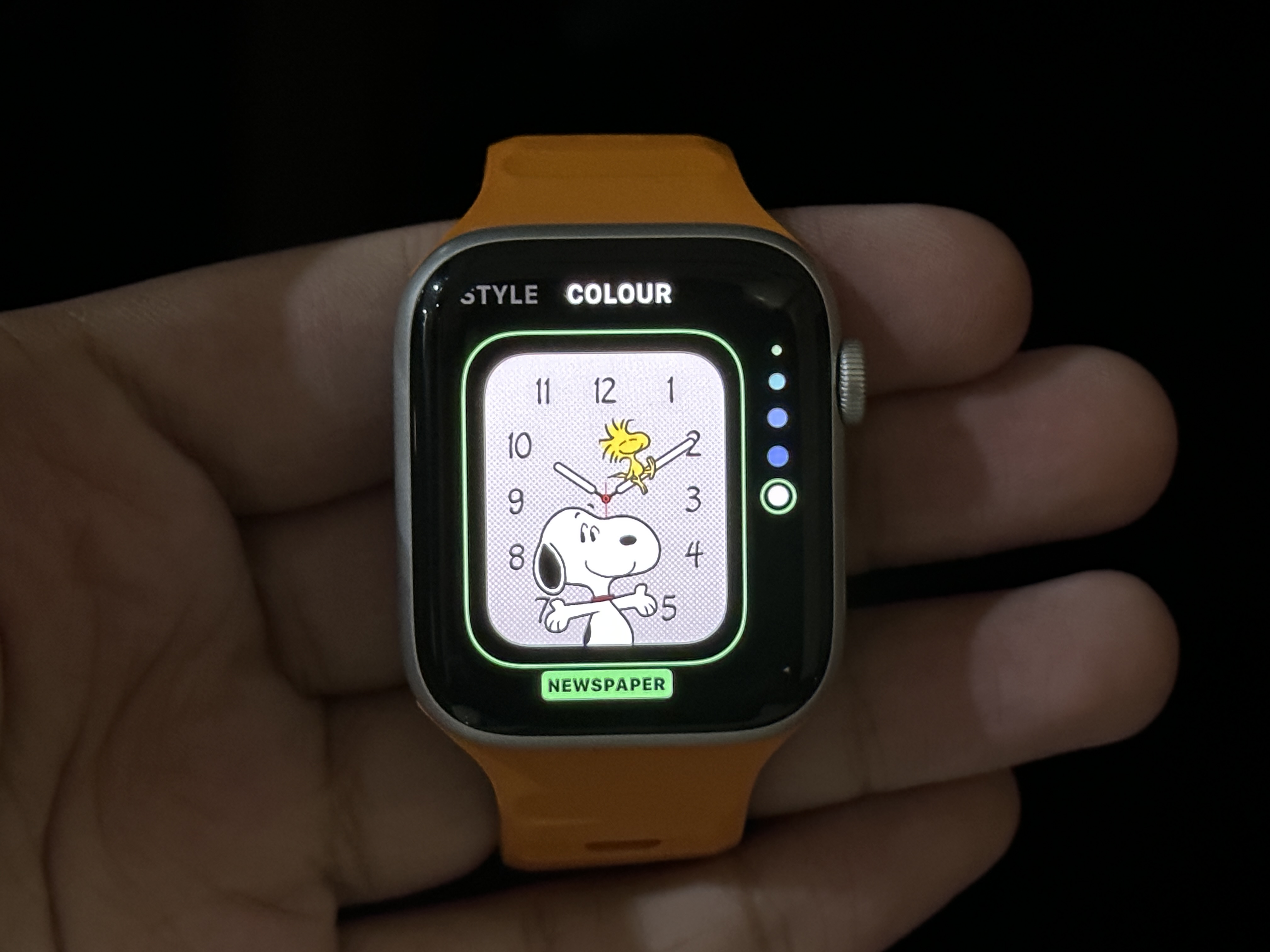 Snoopy Watch Face com fundo prateado no Apple Watch SE.