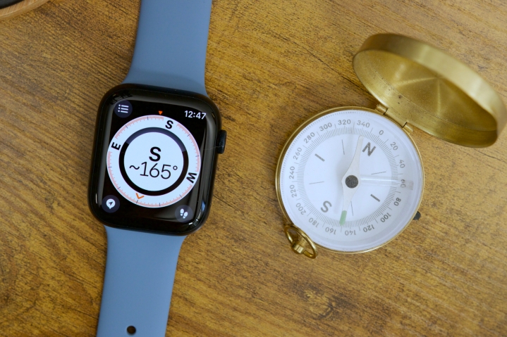 Apple Watch Series 8 executando o novo aplicativo Compass no WatchOS 9.