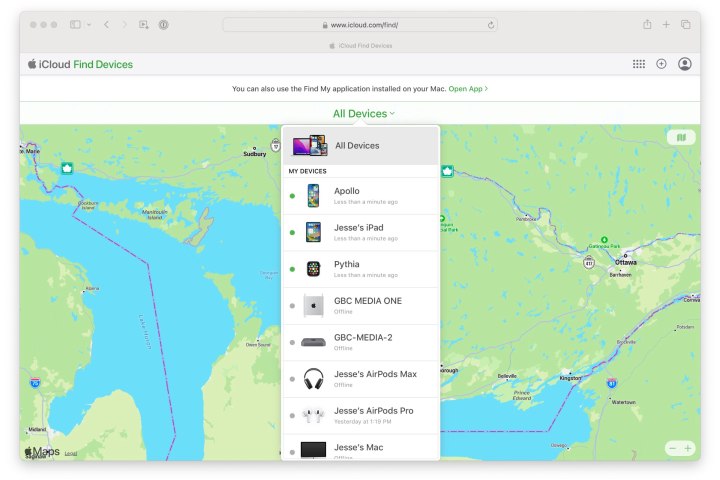 Site Find My Devices da Apple mostrando uma lista de dispositivos em um mapa de fundo.