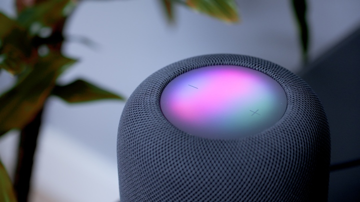 Apple HomePod 2023 em um home office.