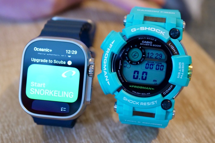 O Casio G-Shock GWF-D1000 Frogman com o Apple Watch Ultra.