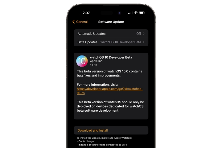 iPhone mostrando a tela de instalação do watchOS 10 para desenvolvedor beta 1.