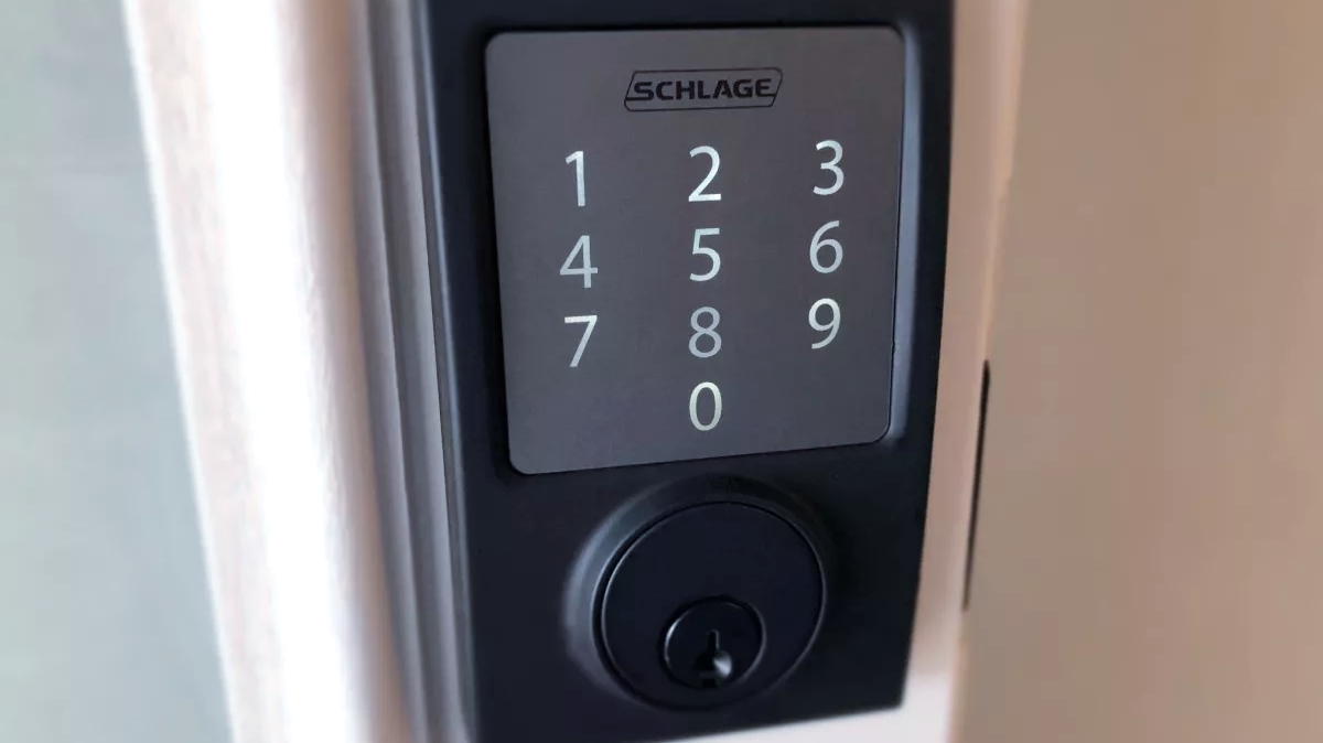 Fechadura inteligente Schlage Sense em preto fosco instalada em uma porta.