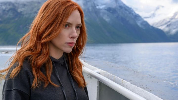 Natasha Romanoff olhando para longe com uma expressão pensativa em Viúva Negra.