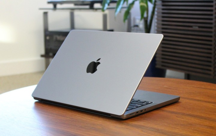 O MacBook Pro em uma mesa de madeira.