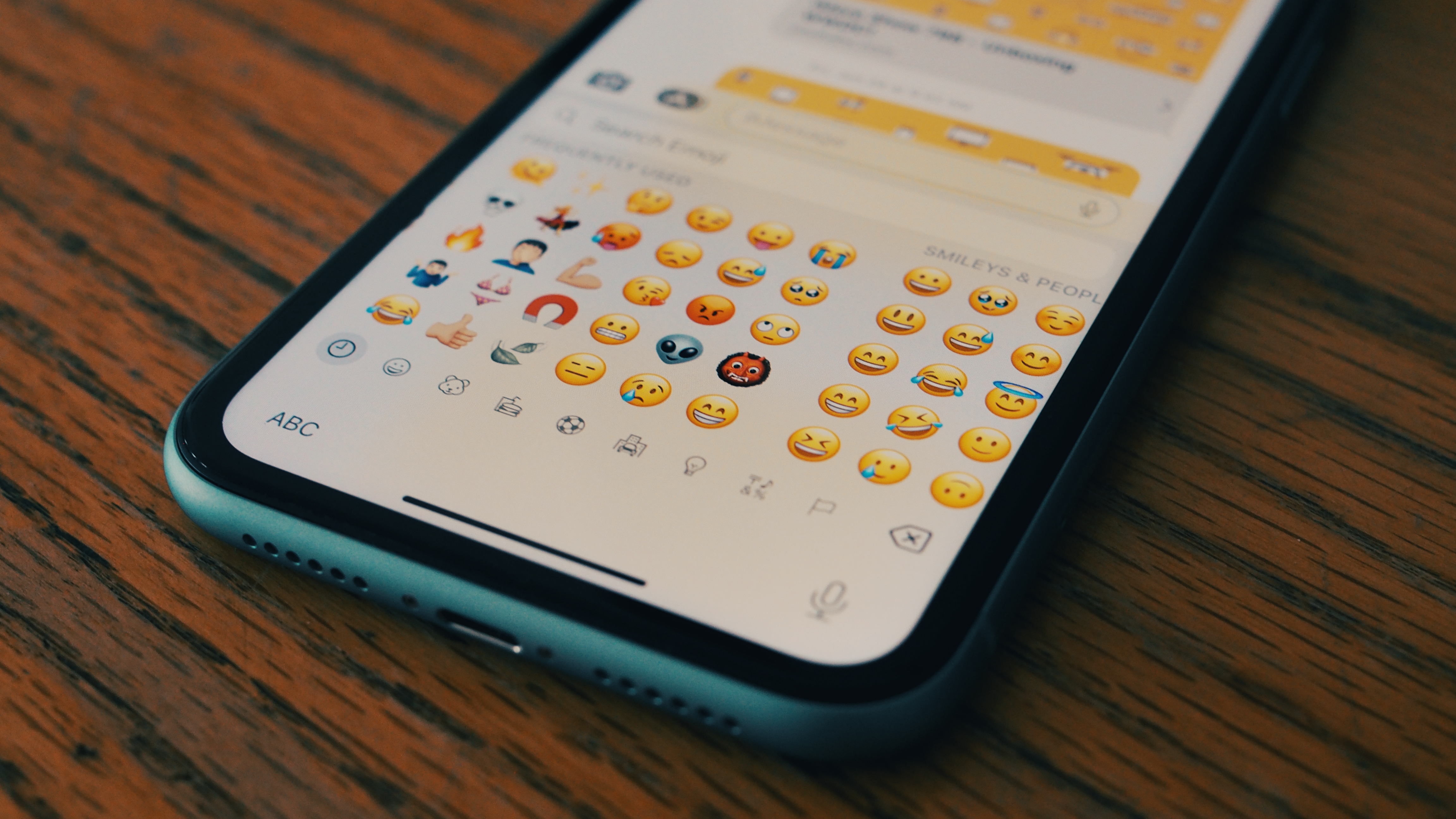 teclado emoji no iPhone