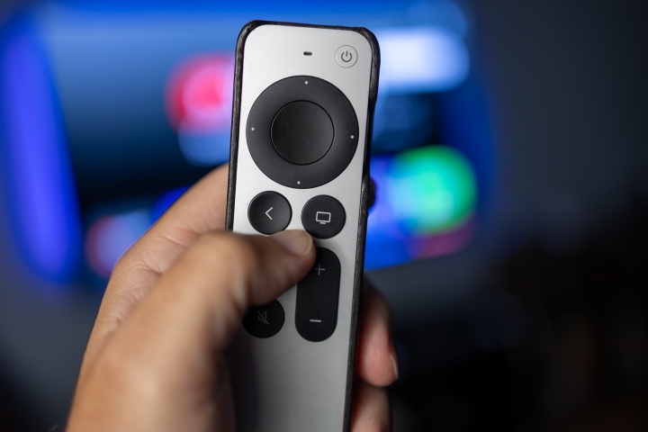 O Apple TV Siri Remote na mão.