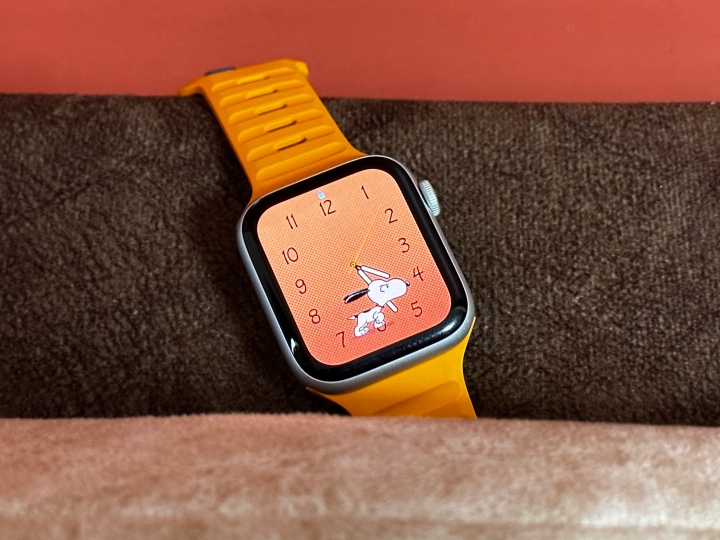 Mostrador do relógio Snoopy no Apple Watch SE.