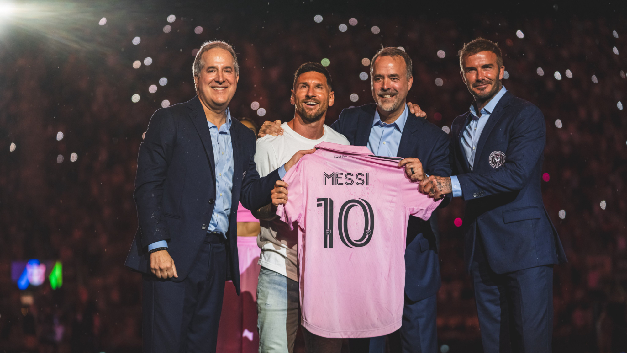 Lionel Messi em pé com David Beckham segurando uma camisa do Inter Miami