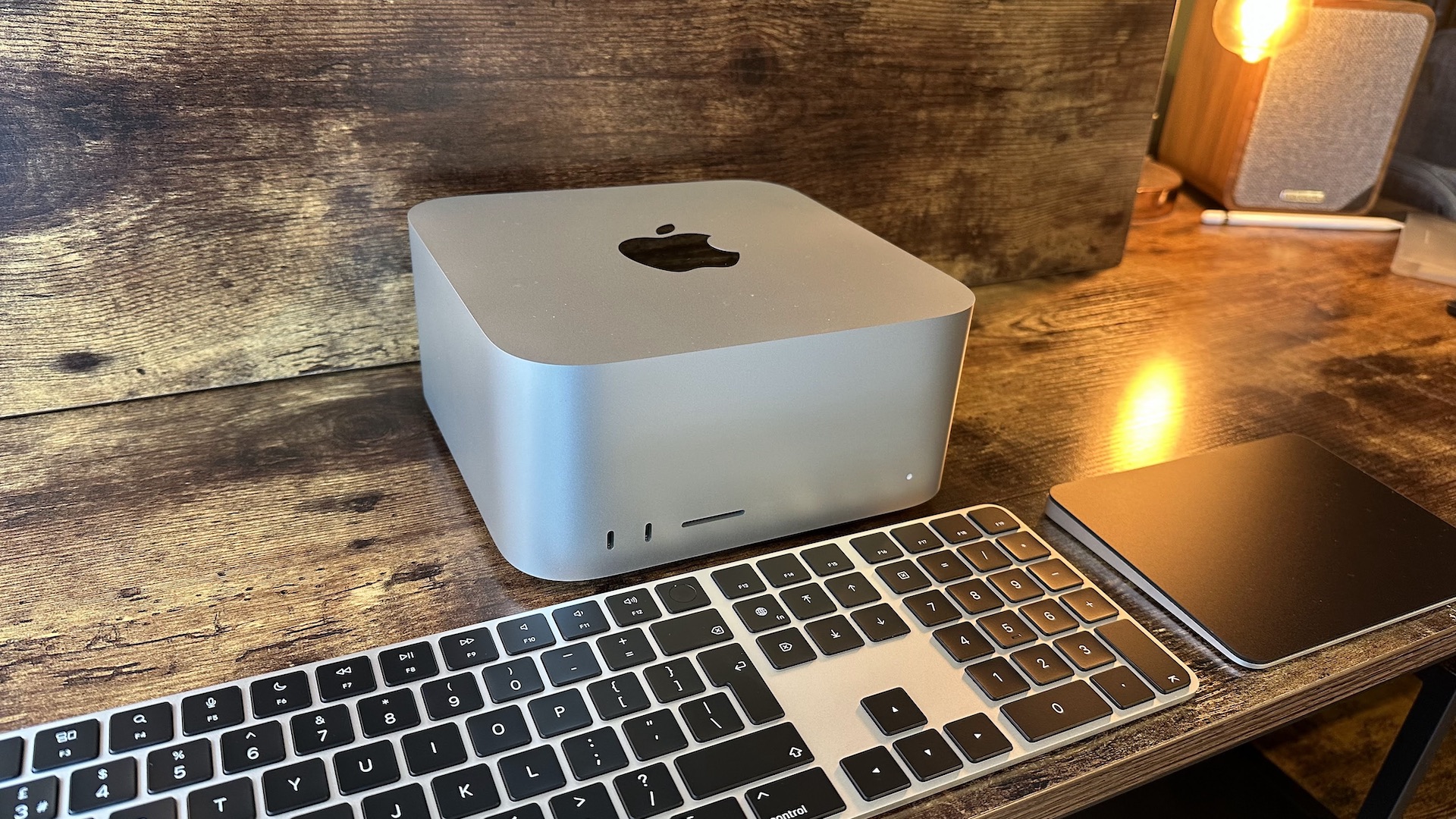 Mac Studio M2 em uma mesa de madeira em um escritório