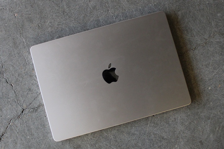 A tampa do MacBook Air de 15 polegadas da Apple parece vista de cima.