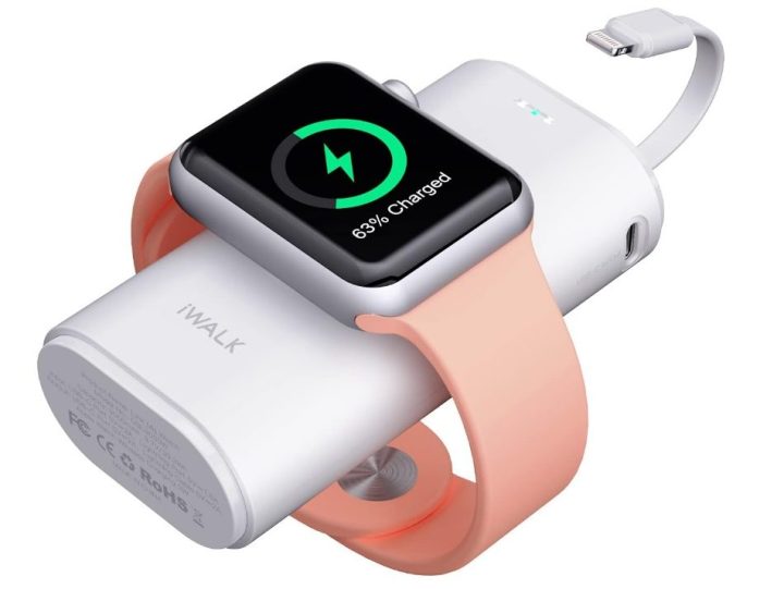 O iWALK Portable Apple Watch Charger com um Apple Watch em volta.