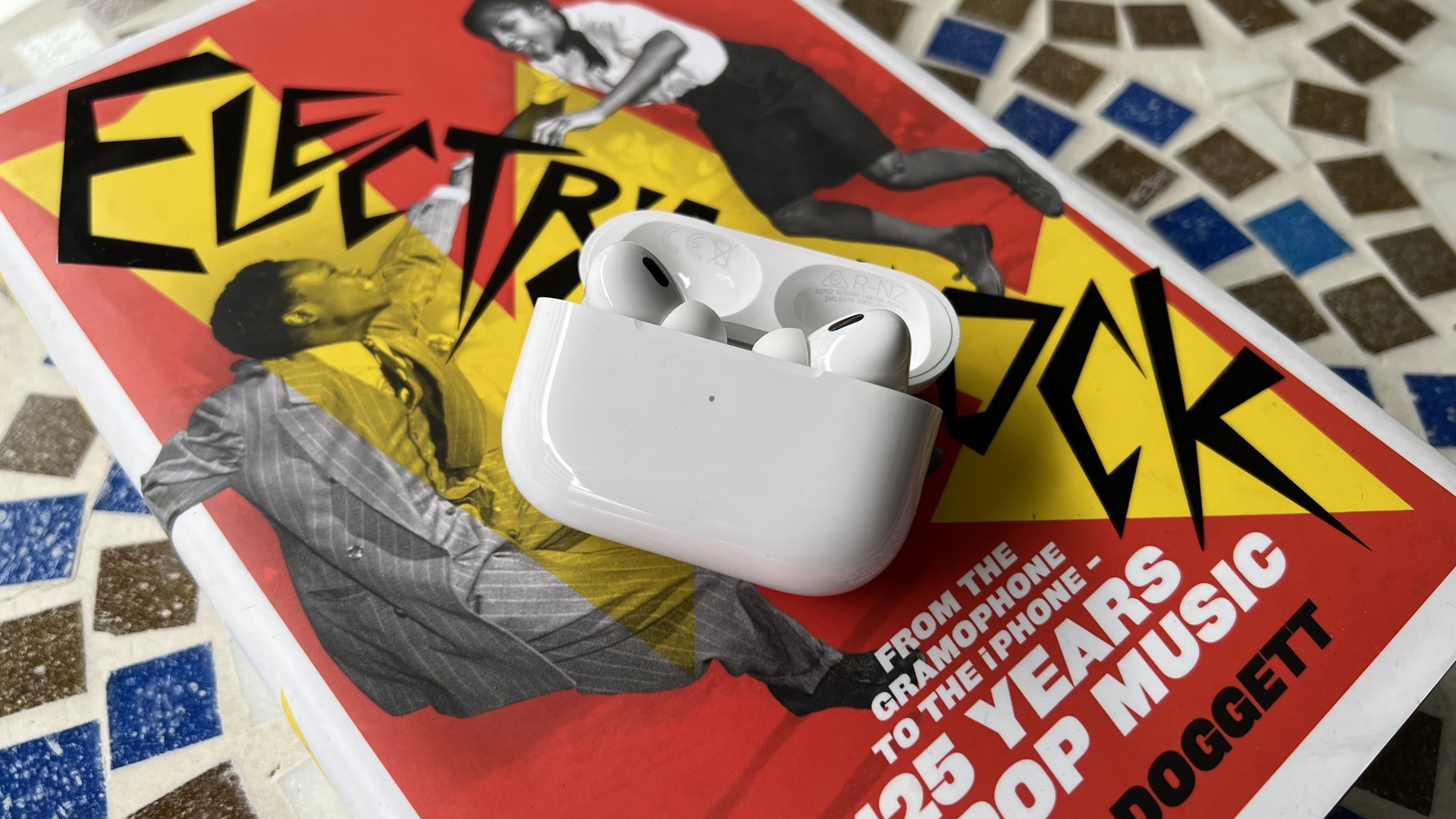 AirPods Pro 2 em uma mesa de mosaico