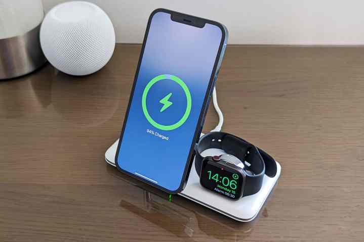 iPhone 12 Pro Max e Apple Watch Series 5 carregando no suporte de carregamento MagSafe 3 em 1 Ugreen com HomePod mini em segundo plano.