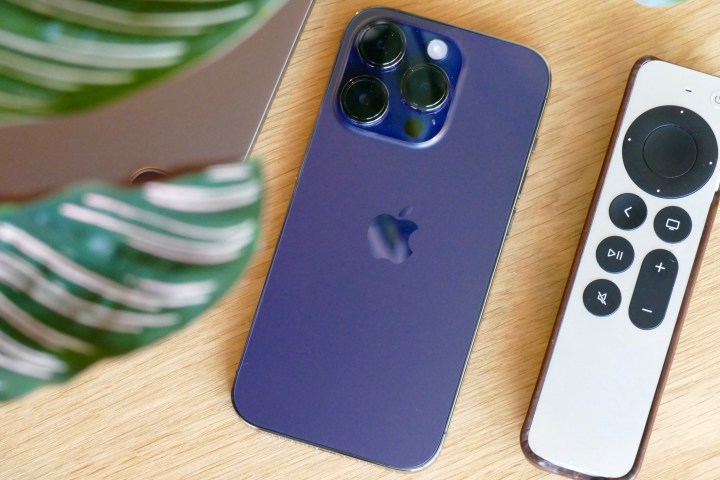 O iPhone 14 Pro de cor roxo profundo.