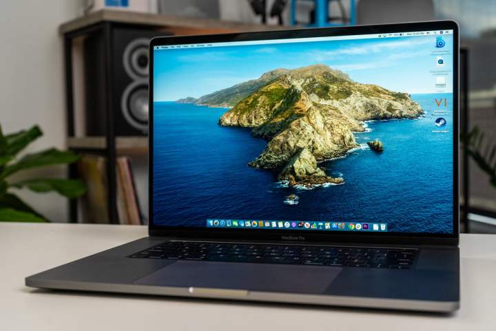 Um MacBook Pro de 16 polegadas sobre uma mesa.