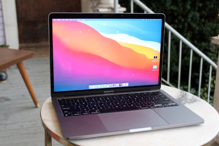 O MacBook Pro com M1 em uma mesa de centro.