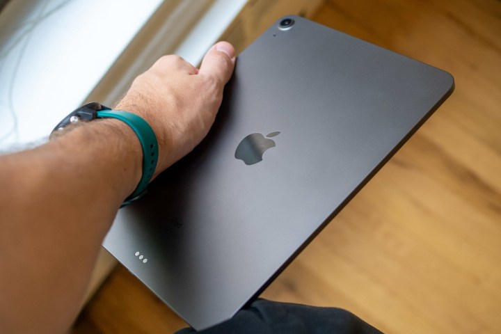 O braço de uma pessoa segurando um Apple iPad Air 2020.